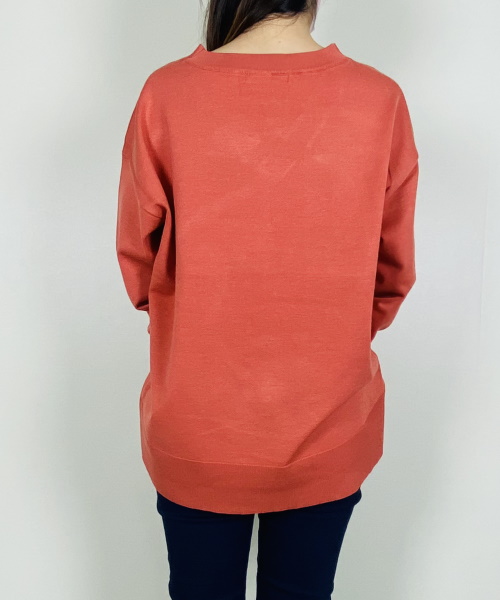 DoCLASSE　レーヨンMIX・ワイドVネックセーター　5,489円（税込）