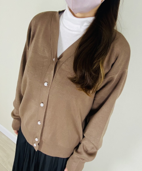 DoCLASSE　総針編み・パールボタンカーディガン　8,789円（税込）