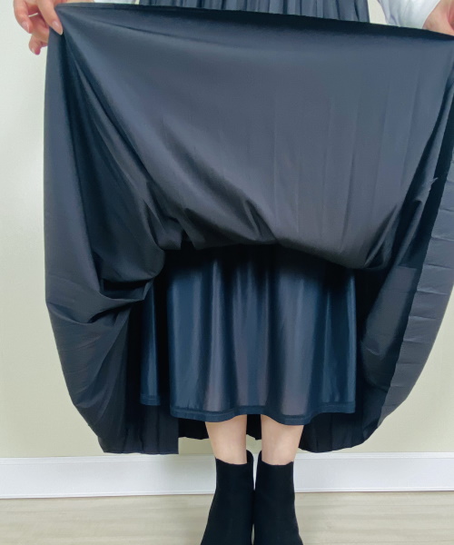DoCLASSE　グロッシーライト・プリーツスカート　9,889円（税込）
