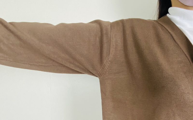 DoCLASSE　総針編み・パールボタンカーディガン　8,789円（税込）