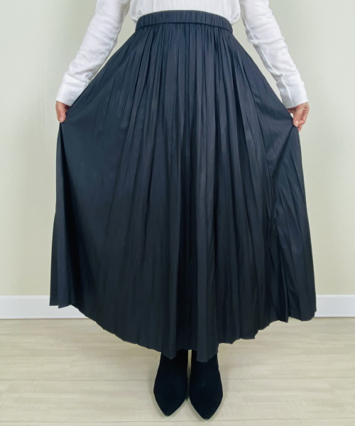 DoCLASSE　グロッシーライト・プリーツスカート　9,889円（税込）