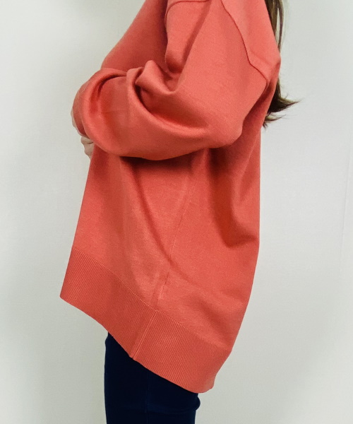 DoCLASSE　レーヨンMIX・ワイドVネックセーター　5,489円（税込）