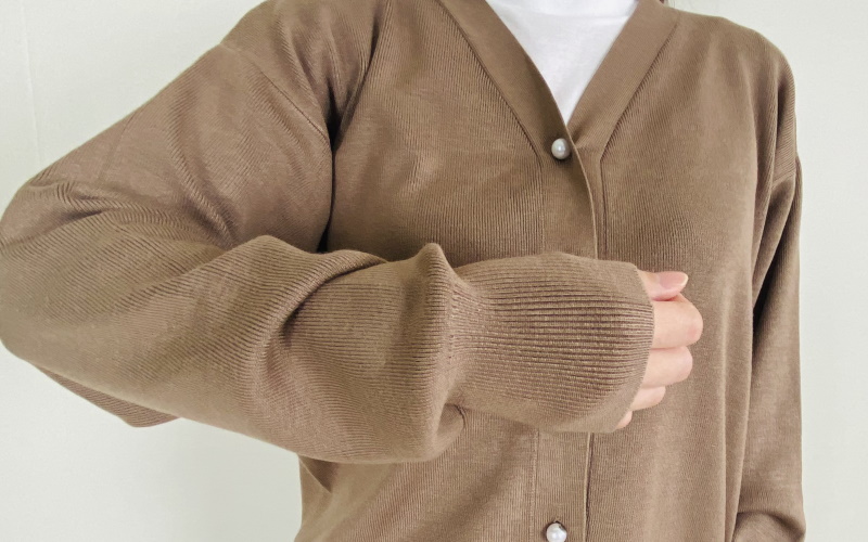 DoCLASSE　総針編み・パールボタンカーディガン　8,789円（税込）