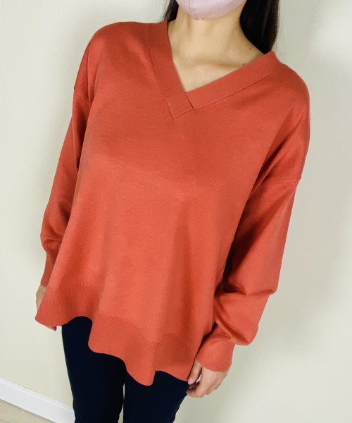 DoCLASSE　レーヨンMIX・ワイドVネックセーター　5,489円（税込）