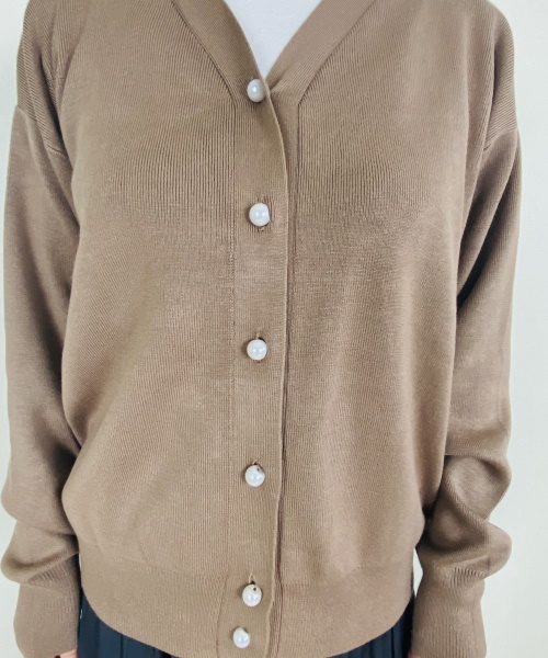 DoCLASSE　総針編み・パールボタンカーディガン　8,789円（税込）