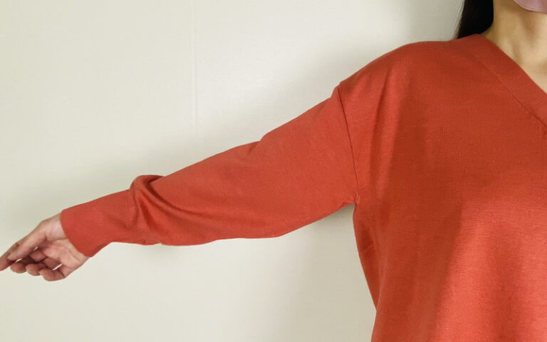 DoCLASSE　レーヨンMIX・ワイドVネックセーター　5,489円（税込）