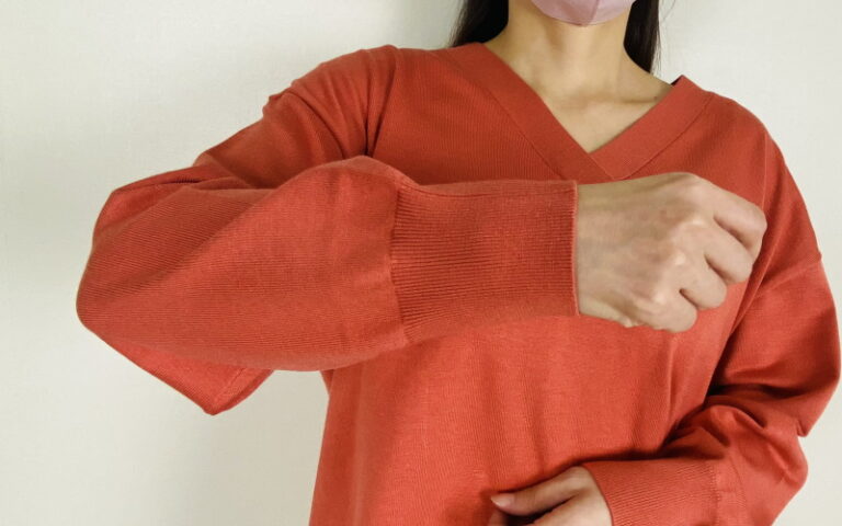 DoCLASSE　レーヨンMIX・ワイドVネックセーター　5,489円（税込）