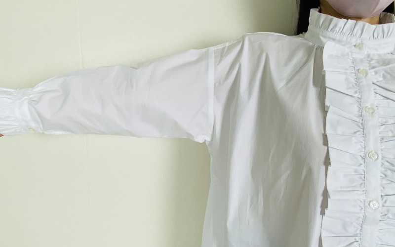 DoCLASSE　ストレッチコットン・フリルチュニックブラウス　10,989円（税込）