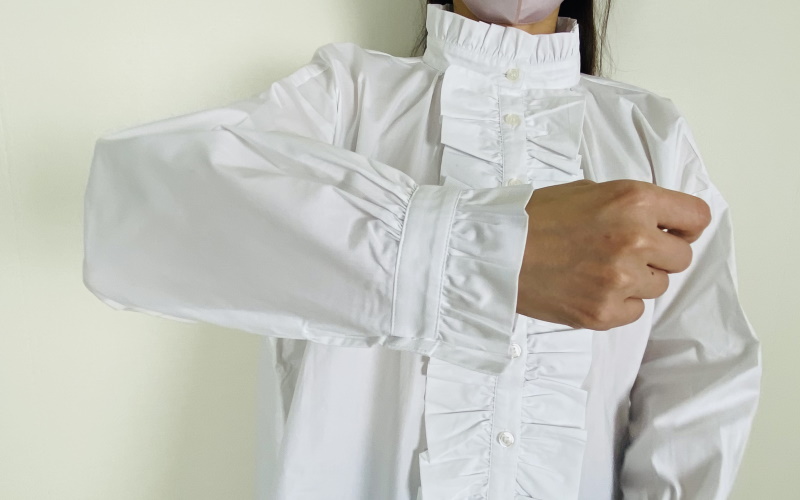 DoCLASSE　ストレッチコットン・フリルチュニックブラウス　10,989円（税込）