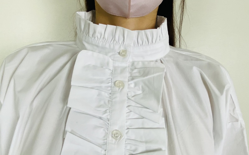 DoCLASSE　ストレッチコットン・フリルチュニックブラウス　10,989円（税込）