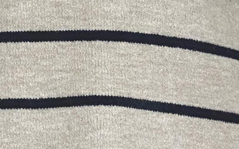 DoCLASSE　ウール混フラッフィー・タートルネック 8,789円（税込）