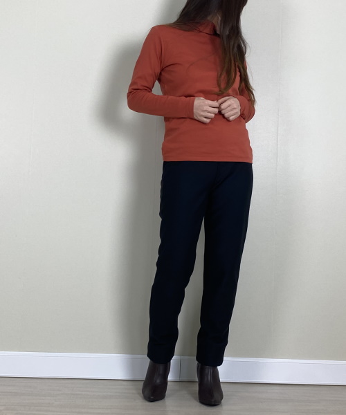 DoCLASSE　超長綿タートルネック／無地 4,389円（税込）