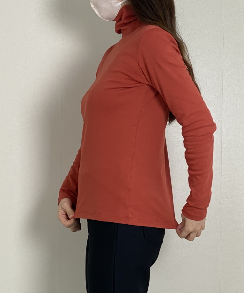 DoCLASSE　超長綿タートルネック／無地 4,389円（税込）