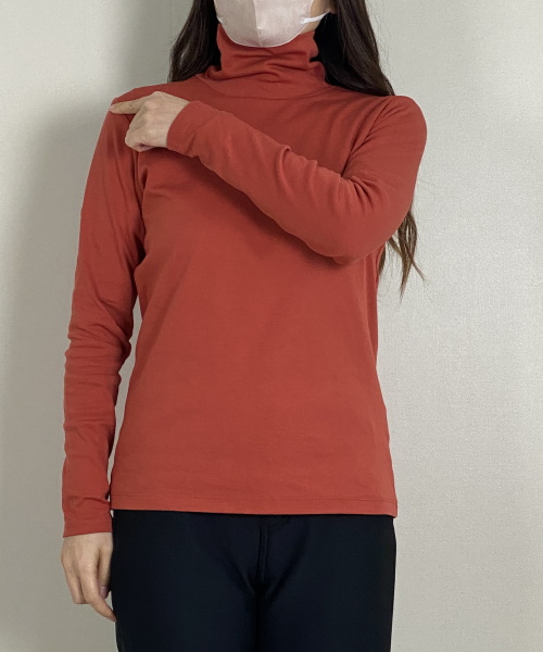 DoCLASSE　超長綿タートルネック／無地 4,389円（税込）