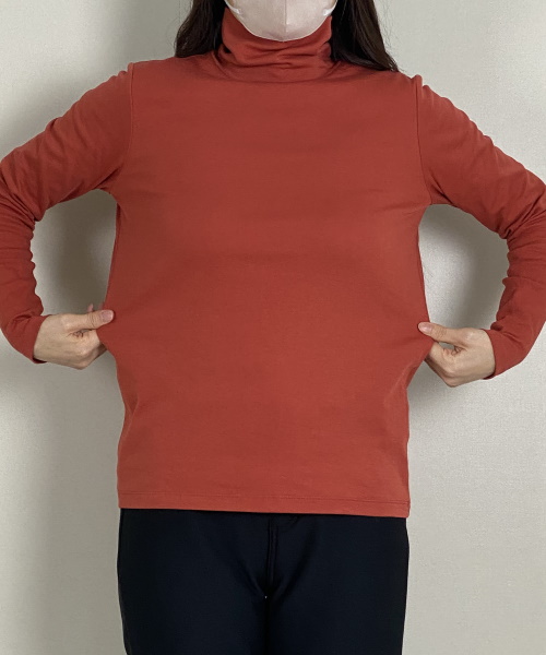 DoCLASSE　超長綿タートルネック／無地 4,389円（税込）