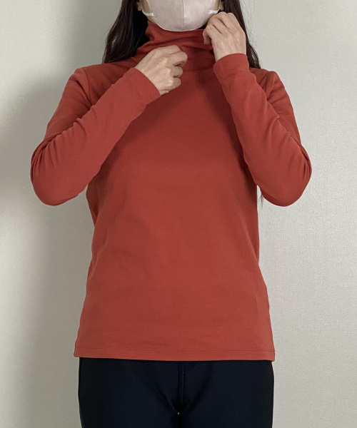 DoCLASSE　超長綿タートルネック／無地 4,389円（税込）