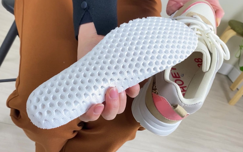 DoCLASSE　Nukle・ソコ暖スニーカー 14,190円（税込）