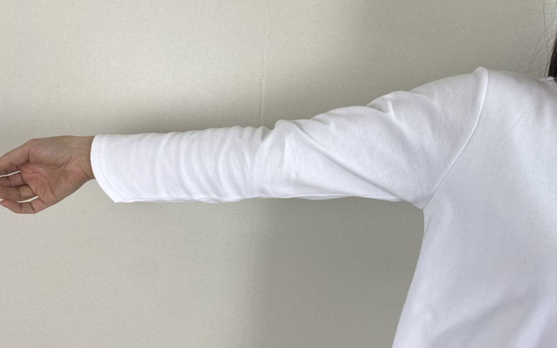 DoCLASSE　Vネックシャツテール／長袖・ドゥクラッセTシャツ