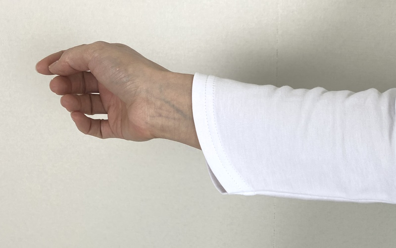 DoCLASSE　Vネックシャツテール／長袖・ドゥクラッセTシャツ