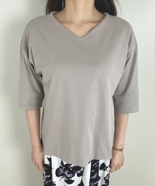 DoCLASSE　抜け感Vネック／5分袖・ドゥクラッセTシャツ　4,389円（税込）