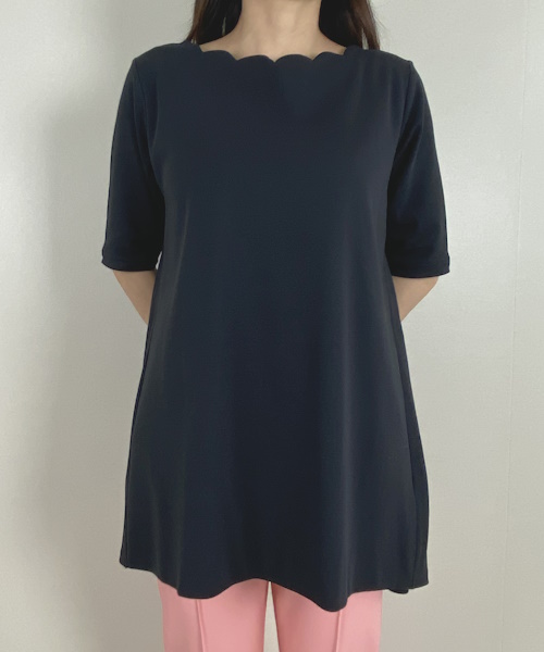 DoCLASSE　スカラップ／ラウンドフレア５分袖・ドゥクラッセTシャツ　5,489円（税込）