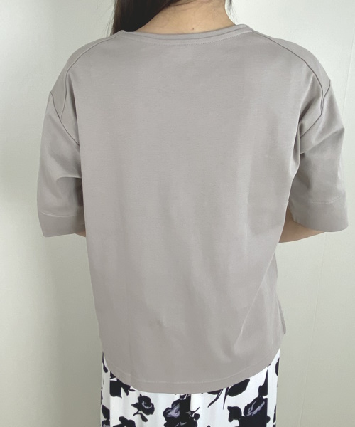 DoCLASSE　抜け感Vネック／5分袖・ドゥクラッセTシャツ　4,389円（税込）