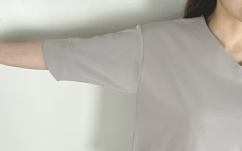 DoCLASSE　抜け感Vネック／5分袖・ドゥクラッセTシャツ　4,389円（税込）