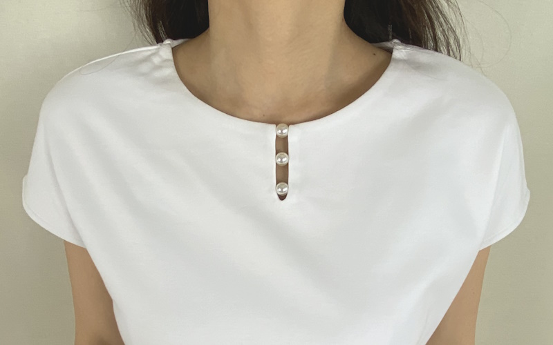 DoCLASSE　パールネック／フレンチ袖・ドゥクラッセT　4,389円（税込）