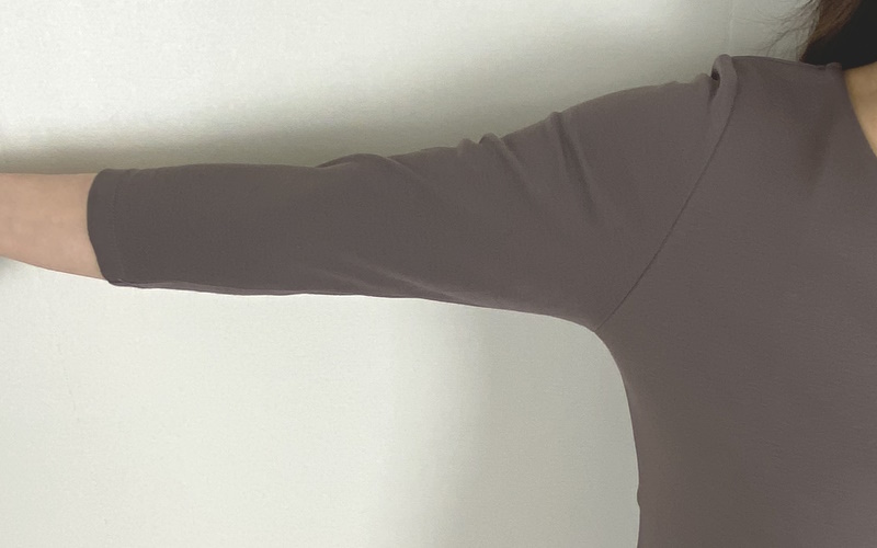 DoCLASSE　ジュエルネック／７分袖・ドゥクラッセTシャツ　3,289円（税込）