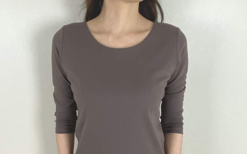 DoCLASSE　ジュエルネック／７分袖・ドゥクラッセTシャツ　3,289円（税込）