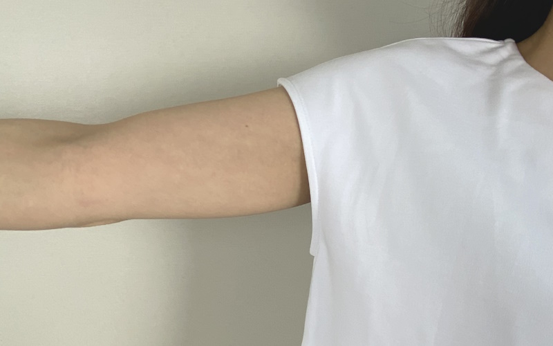 DoCLASSE　パールネック／フレンチ袖・ドゥクラッセT　4,389円（税込）