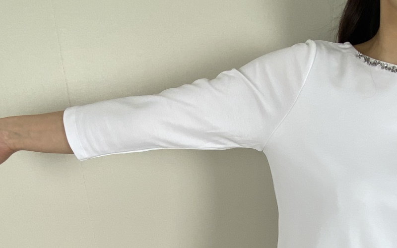 DoCLASSE　ビジューボートネック／7分袖・ドゥクラッセT　6,589円（税込）