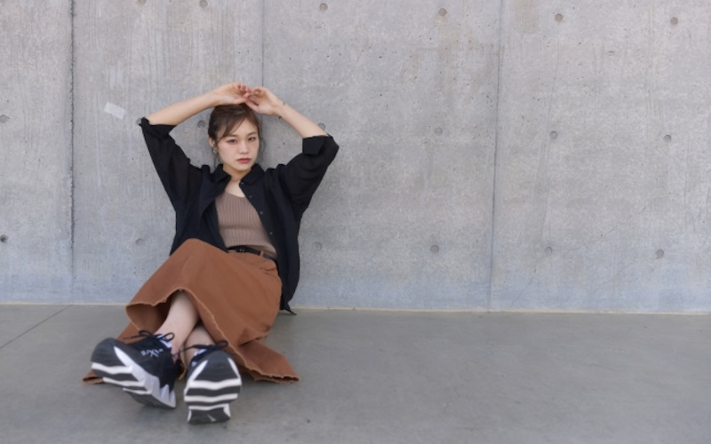 大人が魅せるスニーカーコーデ16選・春夏秋冬のおしゃれなコーデをご紹介!