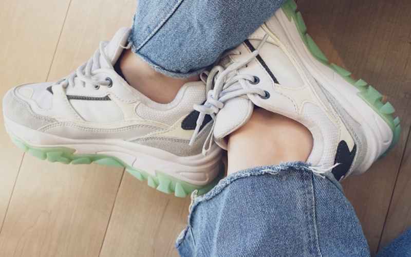 大人が魅せるスニーカーコーデ16選・春夏秋冬のおしゃれなコーデをご紹介!