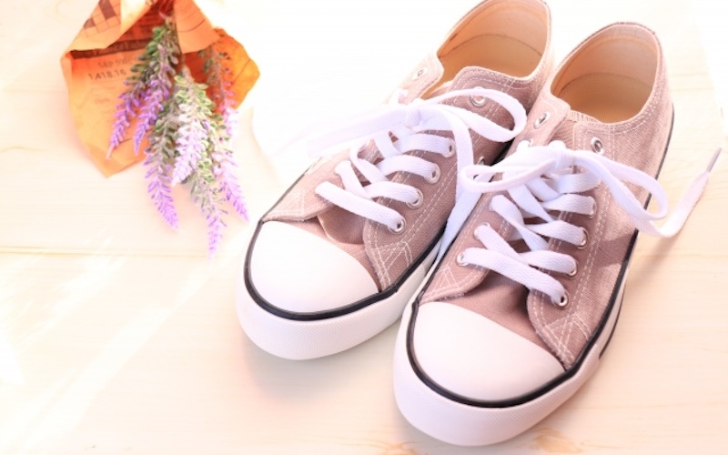 大人が魅せるスニーカーコーデ16選・春夏秋冬のおしゃれなコーデをご紹介!